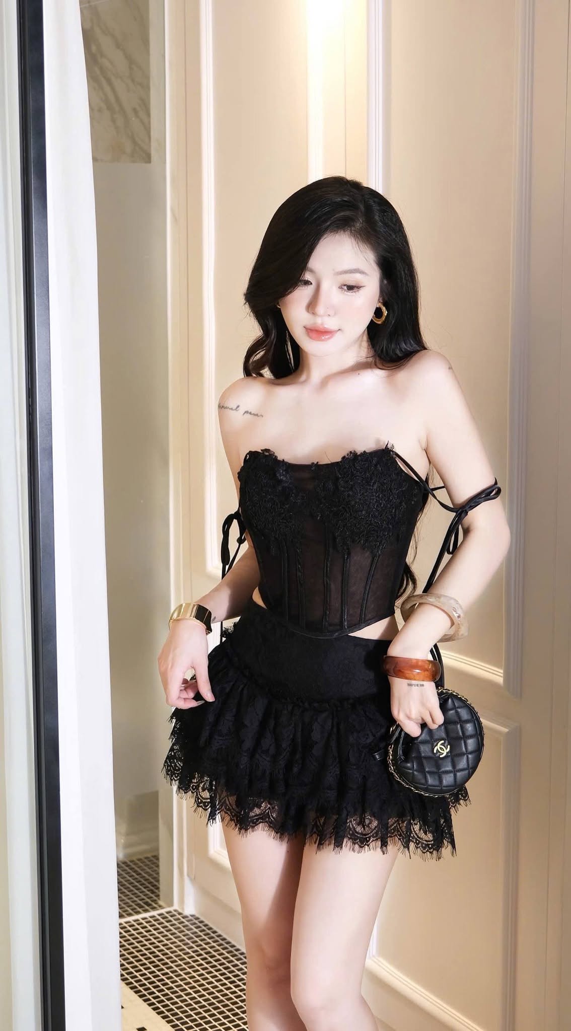 ชุดลูกไม้แต่งสายผูก ภาพที่ 2